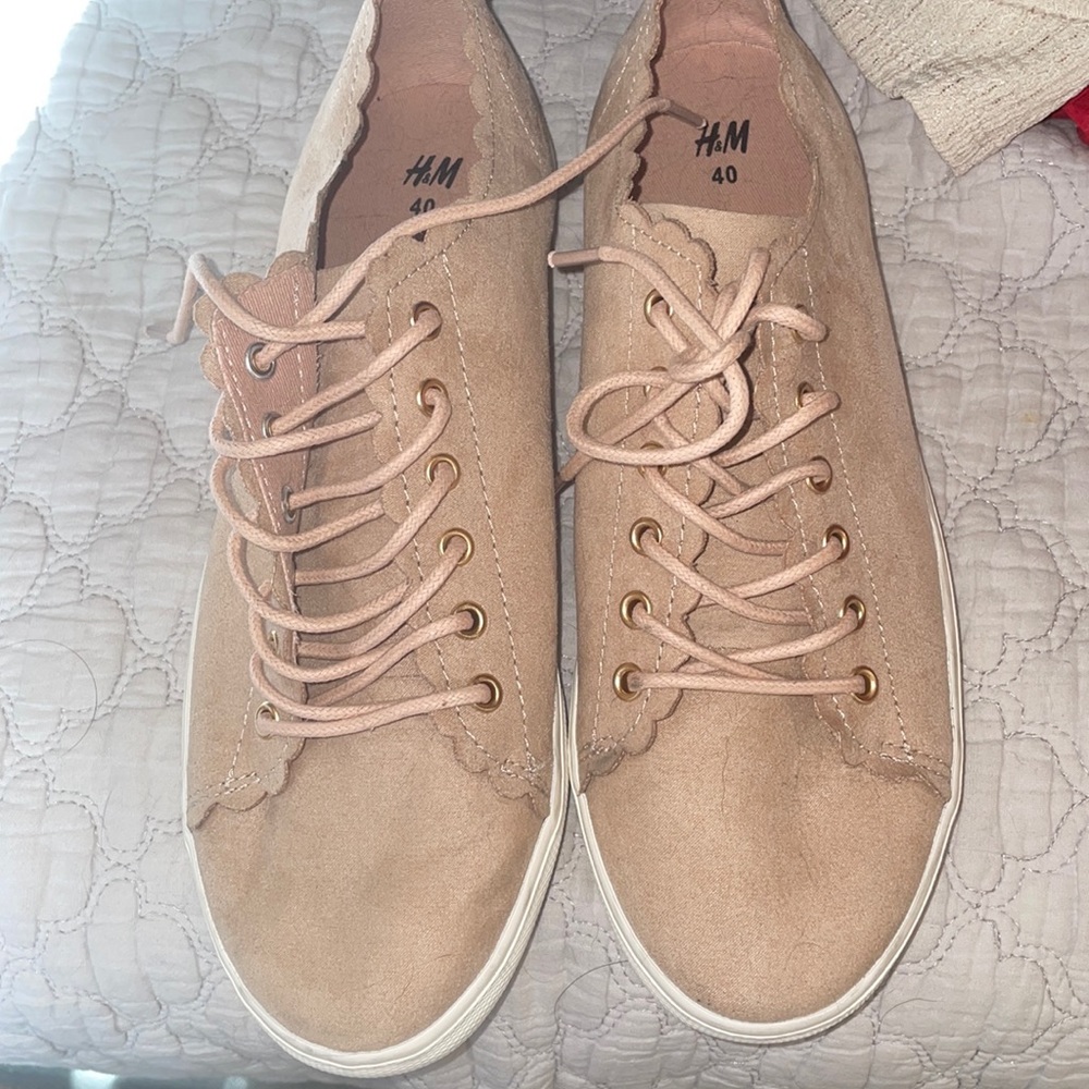 H&M 8.5 Peach suede sneakers